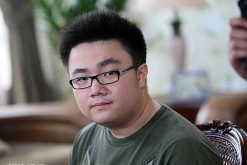 巴图跟英达越长越像.