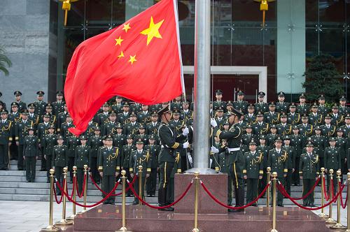 解放军驻澳部队举行建军节升国旗仪式