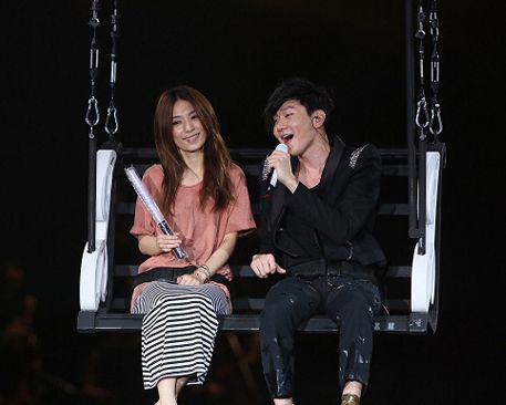 林俊杰示爱Hebe感动粉丝 亲手献上豆浆油条荡