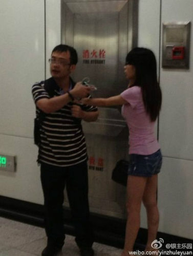 女乘客内衣_男子解女乘客内衣