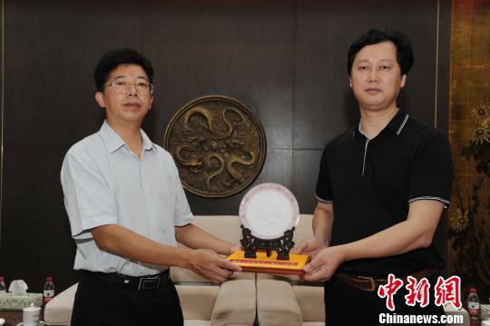毛泽东主席浮雕瓷像韶山首发与“毛瓷”同原料