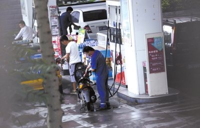 北京部分摩托车修理铺加油后私售散装汽油(图