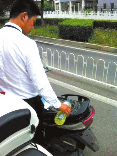 北京部分摩托车修理铺加油后私售散装汽油(图