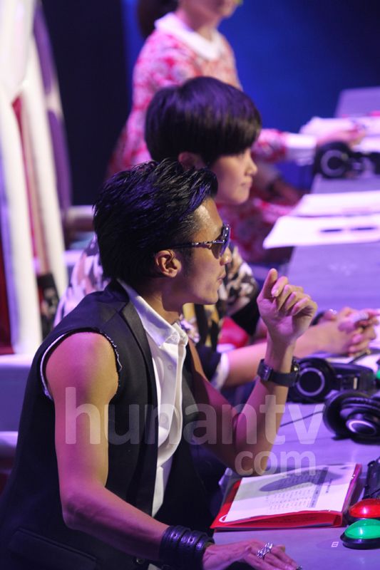 原标题:谢霆锋坐镇快男评审心情大好未受与周