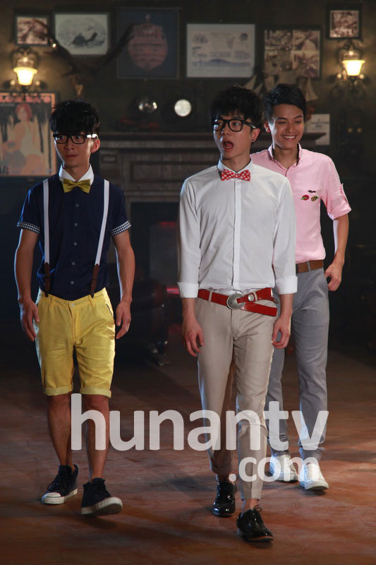 2013快男十强拍摄MV 贾盛强华晨宇装惊讶卖萌