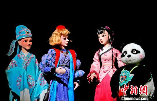 北京小朋友们一起在中国儿童剧场分享了由由成都艺术剧院木偶皮影剧团