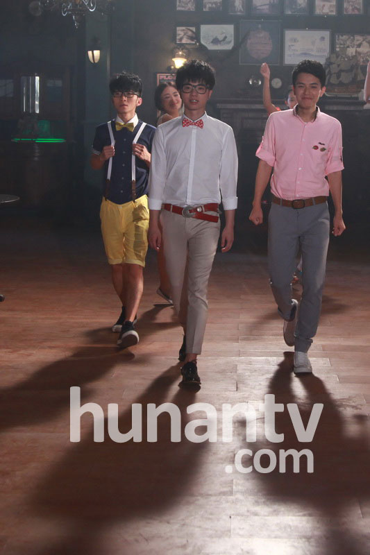 快男十强拍摄MV 贾盛强华晨宇卖萌犯二