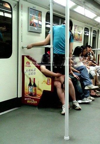 【组图】实拍男子地铁内解女子内衣发泄 盘点