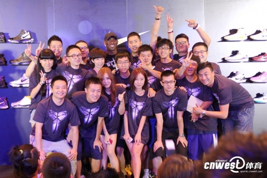 科比西安行:亮相陕西省体育场 与球迷分享球鞋