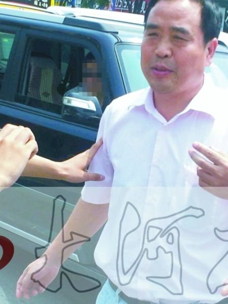 被“请”下警车的一名“领导” 被“请”下警车的一名“领导”