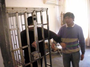 打工仔挖地窖囚禁女孩 盘点全球"非人囚禁"【21】