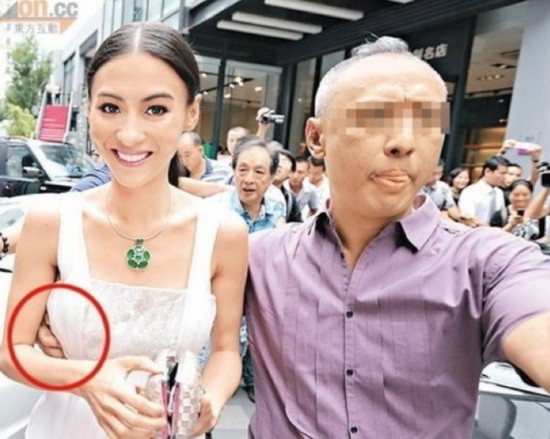 女明星咸猪手解内衣_公交咸猪手撕美女内衣(2)