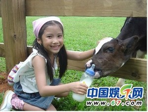 林妙可沙滩照上围激凸小腹微隆 盘点童星模特