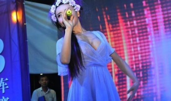 龚玥菲苏梓玲潘春春萨瑶瑶四<em>大奶</em>神同台pk(图