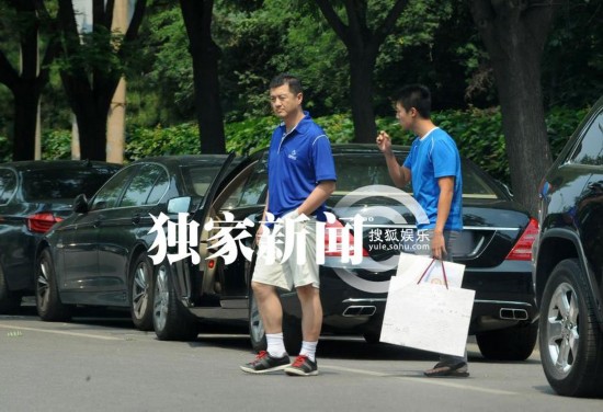 李亚鹏接李嫣放学 发顶稀疏疑遇脱发危机(图)【