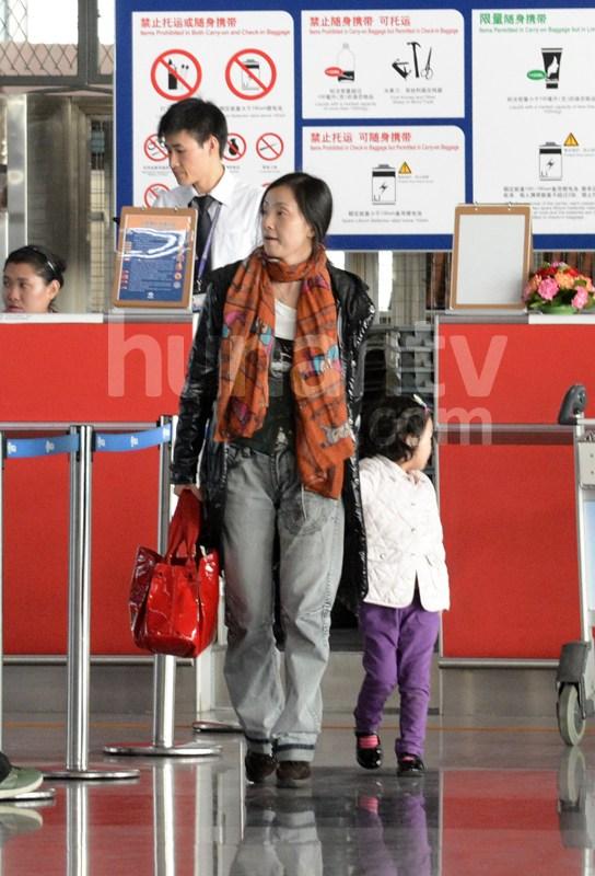 海量陶虹携女儿游玩照片曝光 徐峥爱女活泼可