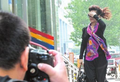 梦鸽已向北京市公安局报案,控告涉案酒吧经理张光耀等人涉嫌介绍卖淫和敲诈勒索,酒吧批梦鸽丧心病狂。李双江在中国音乐界可称“教父”级人物,他培养出了韩红、谭晶等一批大牌歌手,本文揭秘李双江和他生命中的女人们。