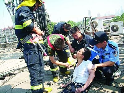 跳楼男子楼顶暴晒虚脱昏厥 民警进行紧急物理降温