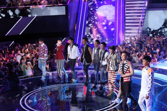 快男全国十强总决赛第一场打响 首唱主题曲《