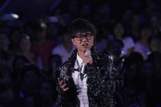 快男10进9上演强强对抗 华晨宇致敬张国荣晋级