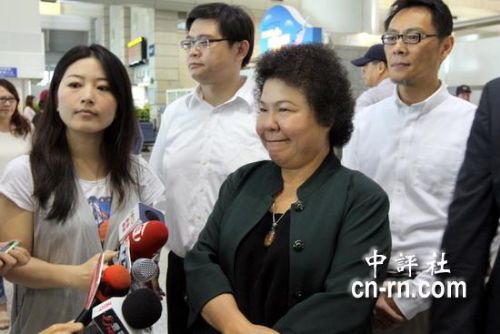 组图:陈菊昨日访大陆 在台湾机场被民众围观拍照【3】
