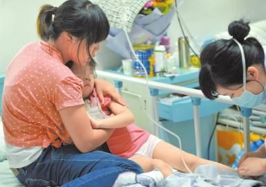 8月10日，冕宁县四岁的小彤彤（化名）在成都华西儿童医院接受治疗。