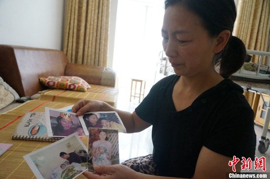 母亲为植物人女儿朗读三年盼其苏醒(图)