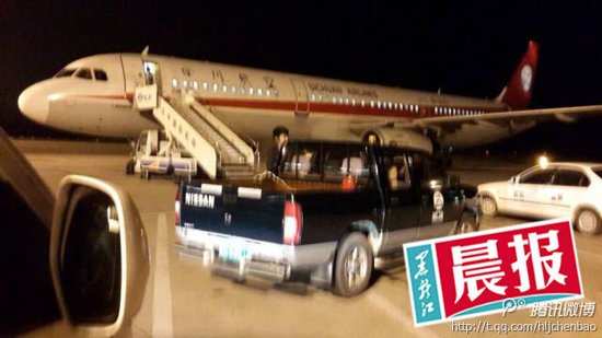 哈尔滨一航班发生机械故障紧急降落 左翼现火