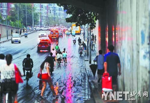 积水桥下图片:北京暴雨致多桥区积水私家车浸泡熄火