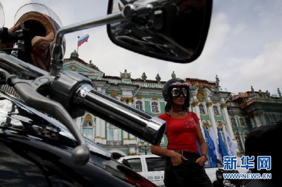 俄罗斯车迷庆祝哈雷戴维森摩托诞生110周年(高