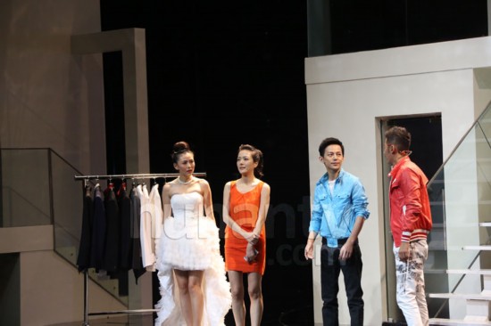 杨乐乐披婚纱与何炅过情人节 管何炅叫涵涵