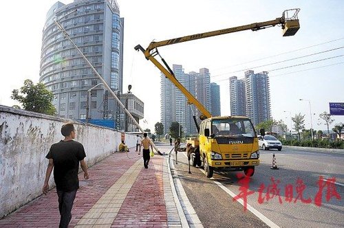 小车一辆图片:广州花都发生小车撞击惨祸司机醉驾5人死亡