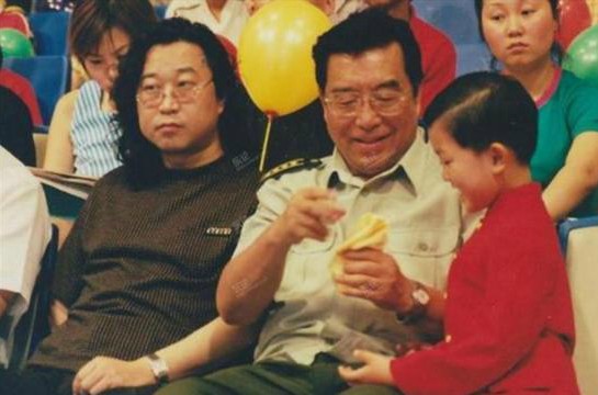 李双江罕见全家福曝光 揭秘李某某成长历程(图【19】