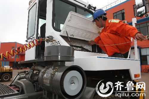 张法胜正在检查车辆