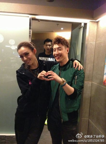 赵丽颖陈晓晒犯二照片 盘点明星自拍抽风照[图