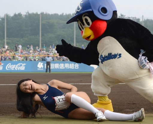 坛蜜现场脱衣泳装开球 <em>丰满胸部</em>大过N个棒球(