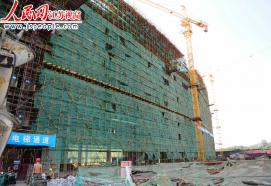 炎夏探访南京建筑工地:工人未听说过高温费- M