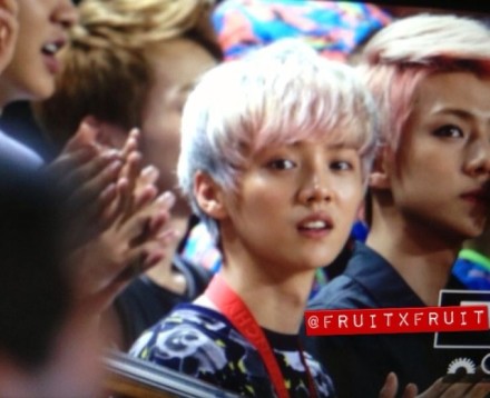 EXO亮相韩国秘鲁足球友谊赛 吴世勋猛力加油