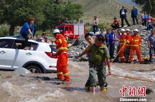 被困山洪图片:新疆博州突发山洪冲走两辆车8人被困(图)