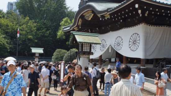 日本内阁成员参拜靖国神社现场图