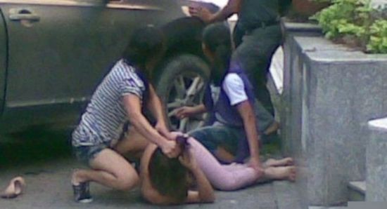 <em>女子</em>遭劫匪持刀抢劫将其骂跑 彪悍<em>女子打架</em>看