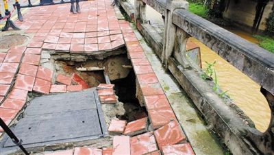 深圳市龙岗一人行道发生塌陷 暴雨致深坑