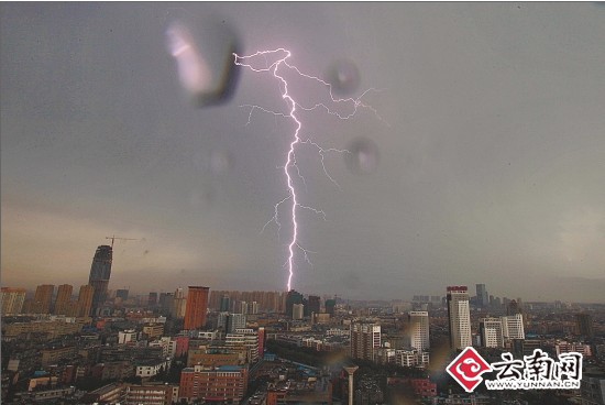 电闪雷鸣暴雨泼城 昆明又见淹水堵车