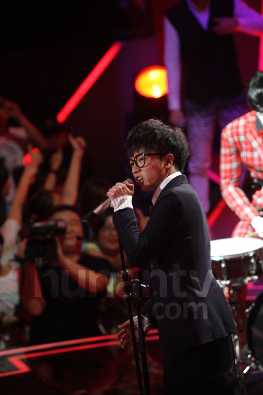 华晨宇挑战格莱美金曲 无悬念晋级快男全国8强