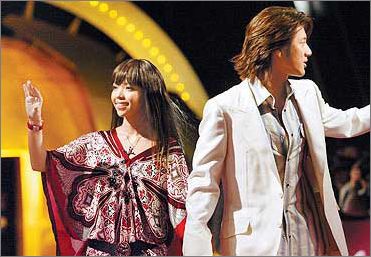 王力宏与<em>张惠妹</em>同台搭档 不避绯闻亲密揽肩(组