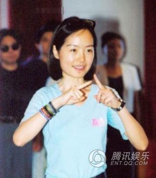 鲁豫少女时代旧照曝光 脸带婴儿肥身材比例正常