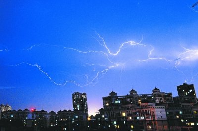 武汉大风图片:武汉迎入伏以来最清凉夜晚气温两小时降12℃