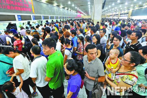 广州站退票排起长龙供图/新华社  　　