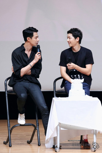 宋仲基入伍前办最后一场粉丝会 赵寅成现身