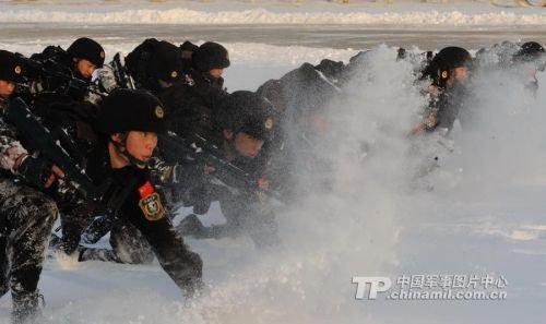 资料图:雪豹突击队进行战术训练